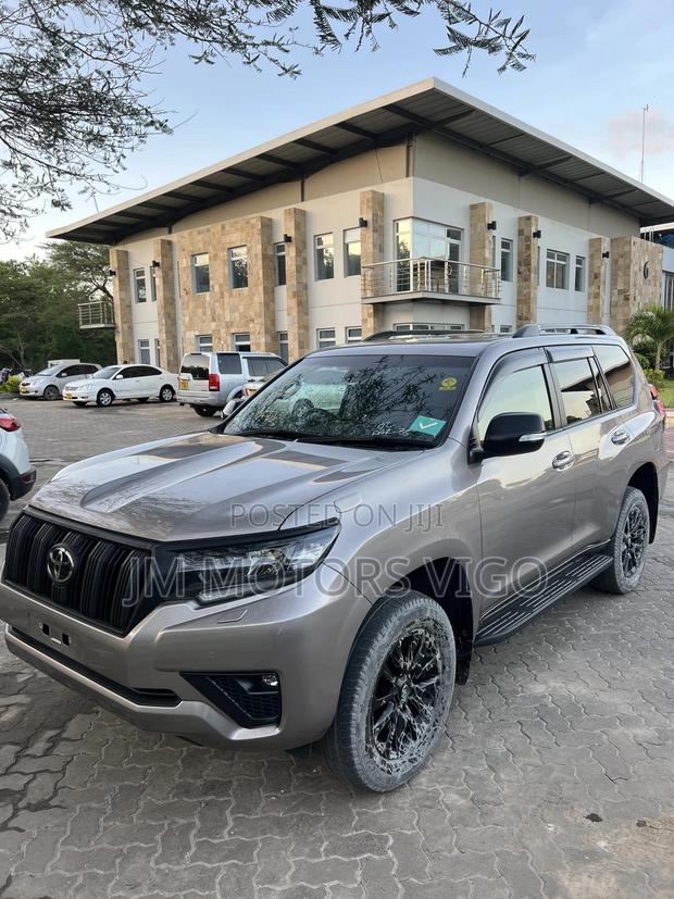 Toyota Land Cruiser Prado 2023 Gray