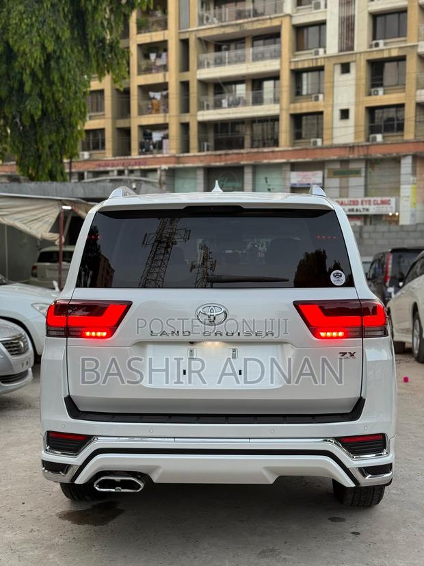 Toyota Land Cruiser LC300 2023 Pearl