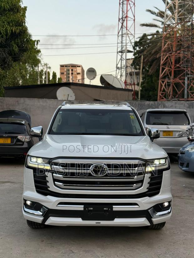 Toyota Land Cruiser LC300 2023 Pearl
