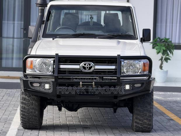 Toyota Land Cruiser 2017 White