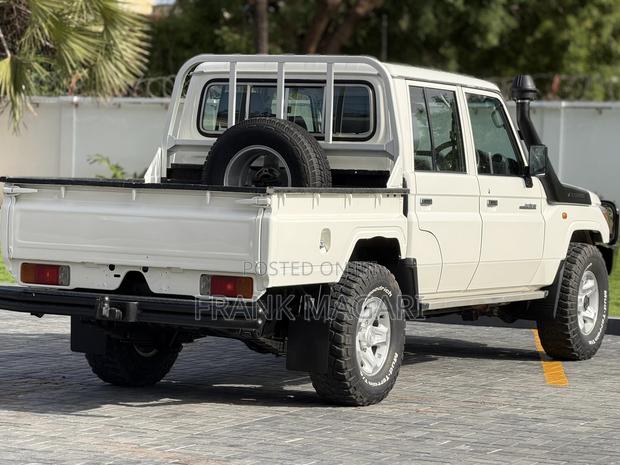 Toyota Land Cruiser 2017 White