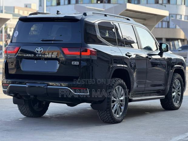 Toyota Land Cruiser LC300 2024 Black