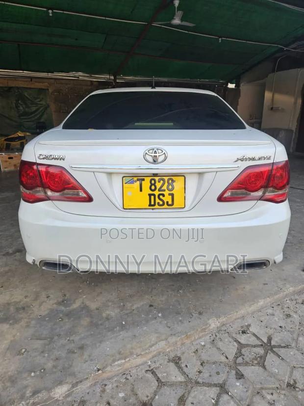 Toyota Crown 2009 White