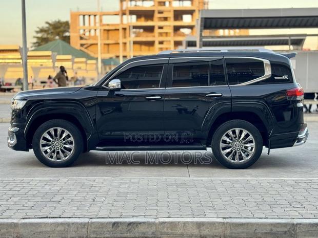 Toyota Land Cruiser LC300 2023 Black