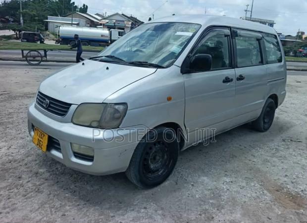 Toyota Noah 2003 Silver