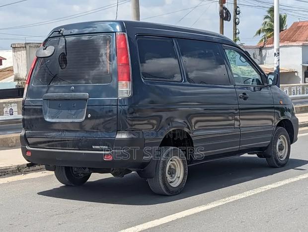 Toyota Noah 2.0 AWD (8 Seater) 2004 Black