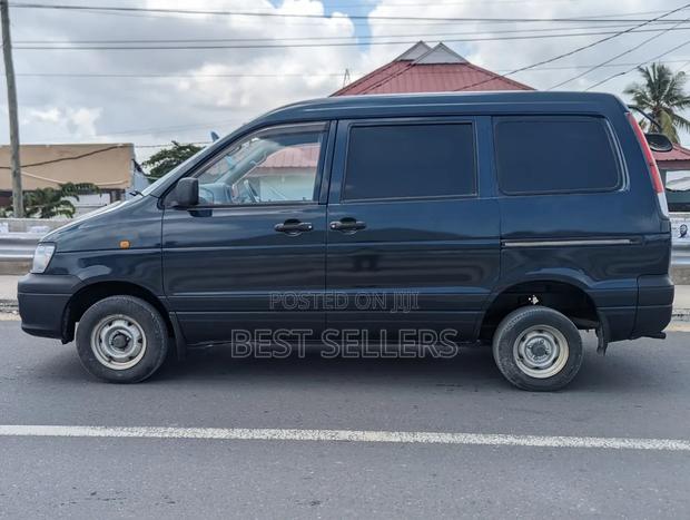 Toyota Noah 2.0 AWD (8 Seater) 2004 Black