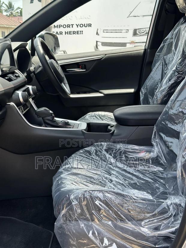 Toyota RAV4 Hybrid 2023 Silver