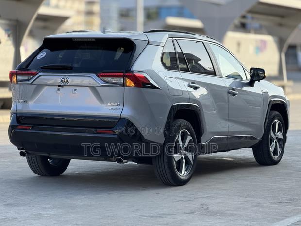 Toyota RAV4 Plug-In Hybrid 2025 Silver