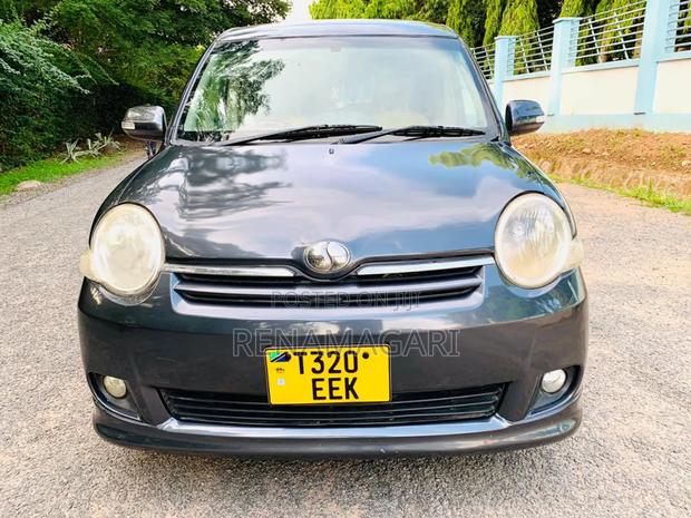 Toyota Sienta 2006 Gray
