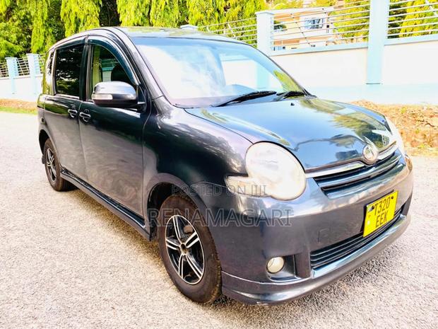 Toyota Sienta 2006 Gray