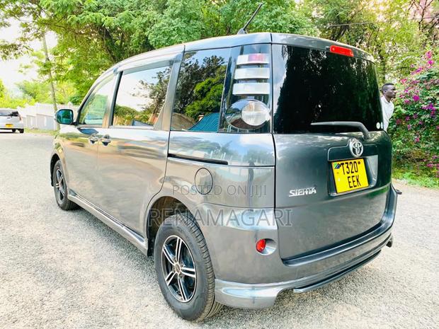 Toyota Sienta 2006 Gray