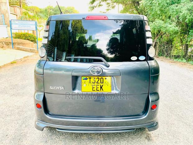 Toyota Sienta 2006 Gray