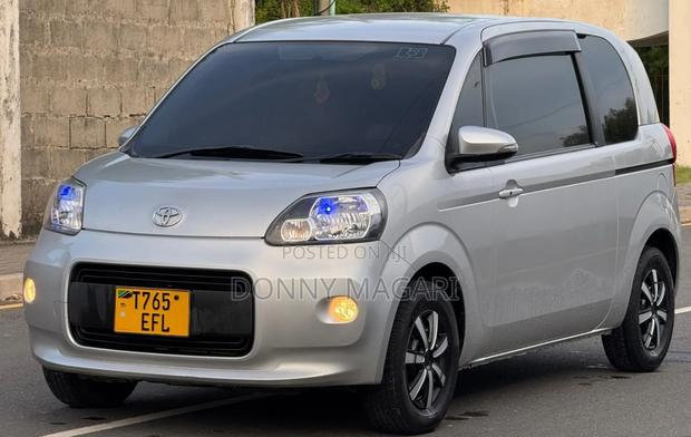 Toyota Porte 2012 Silver