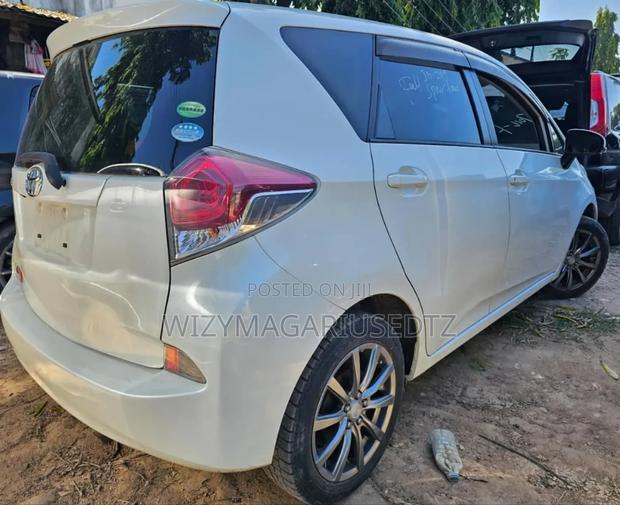 Toyota Ractis 2014 Off white