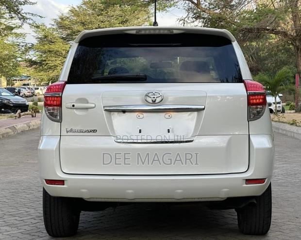Toyota Vanguard 2012 White