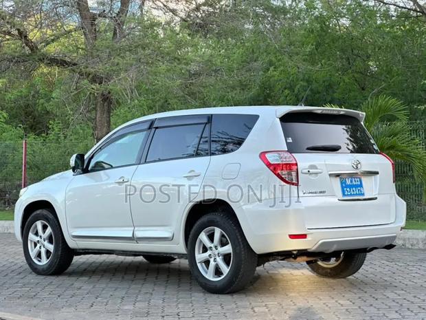 Toyota Vanguard 2009 White