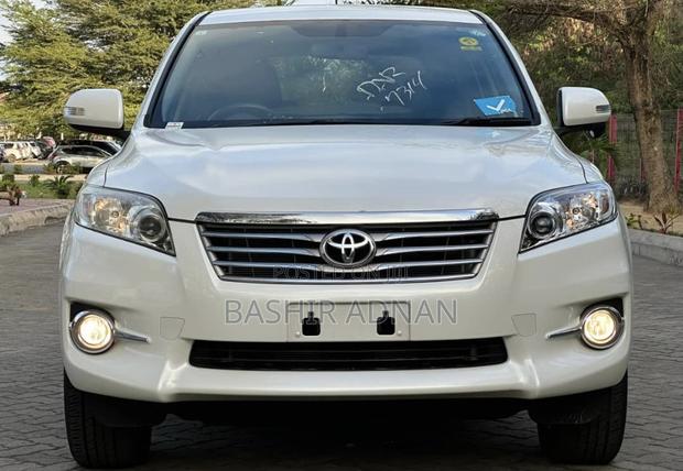 Toyota Vanguard 2012 White