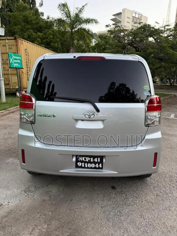 Toyota Porte 2014 Silver