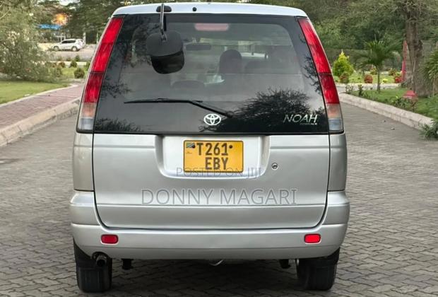 Toyota Noah 2002 Silver