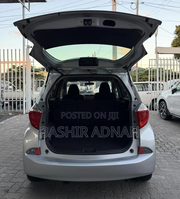 Toyota Ractis 1.5 FWD 2011 Silver