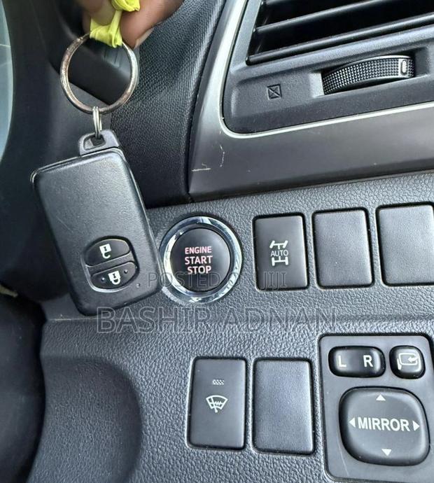 Toyota Ractis 1.5 FWD 2011 Silver
