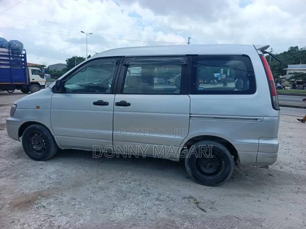 Toyota Noah 2003 Silver