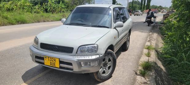 Toyota RAV4 Automatic 2003 White