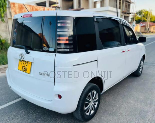 Toyota Sienta 2006 White