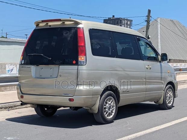 Toyota Noah 2004 Silver