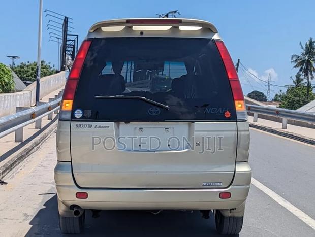 Toyota Noah 2004 Silver