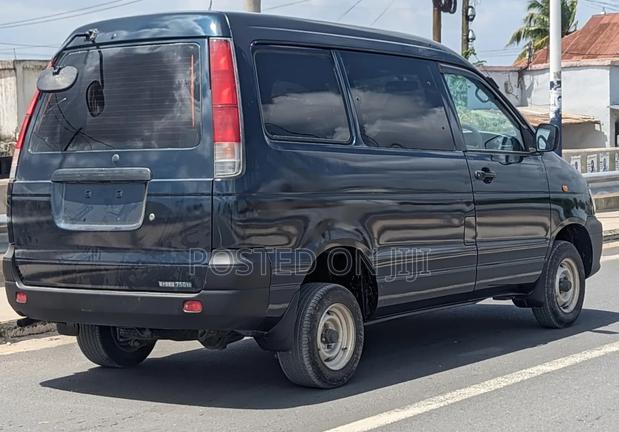 Toyota TownAce Noah 2001 Black
