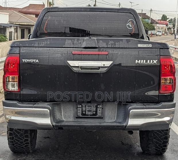 Toyota Hilux 2018 Black
