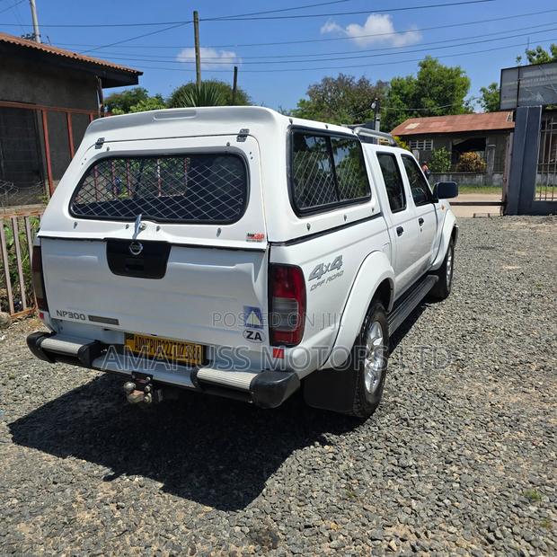 Nissan Hardbody 2018 White