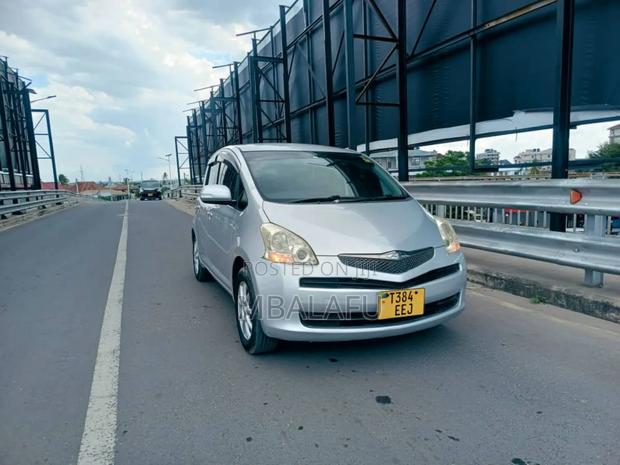 Toyota Ractis 2011 Silver