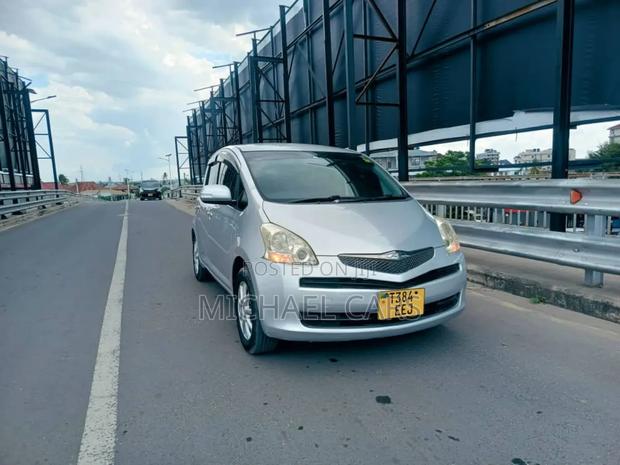 Toyota Ractis 2011 Silver
