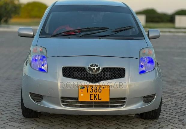 Toyota Vitz 2008 Silver