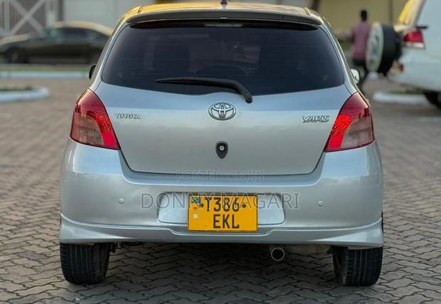 Toyota Vitz 2008 Silver