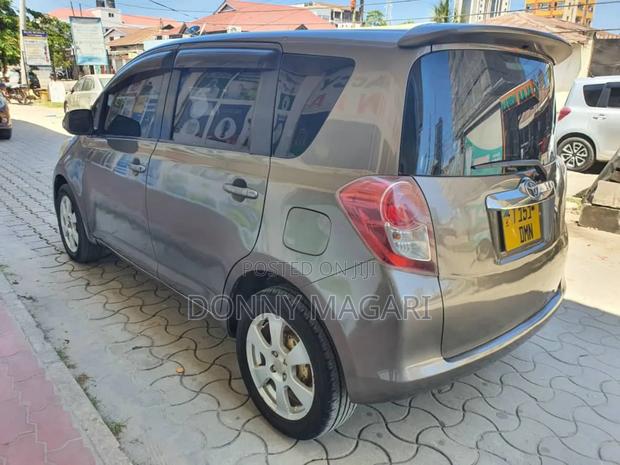 Toyota Ractis 2008 Gray