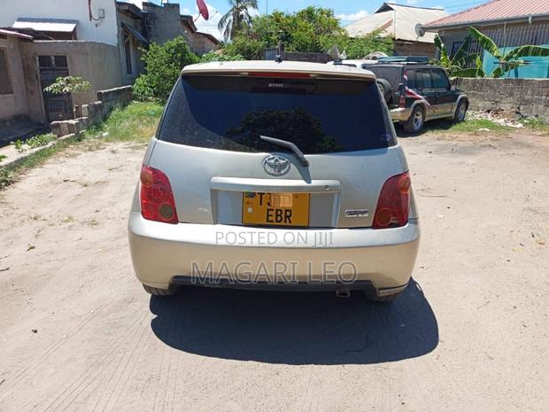 Toyota IST 2004 Gold