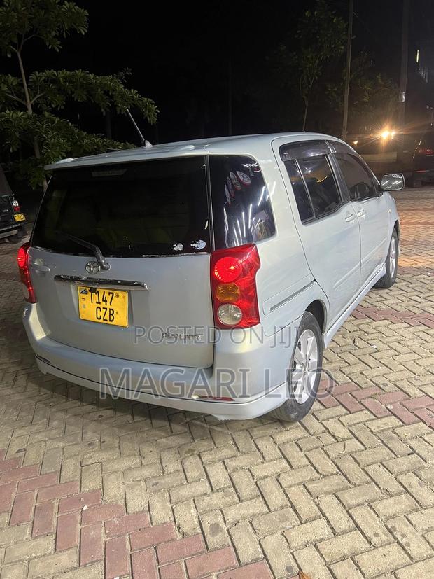 Toyota Raum 2005 Silver