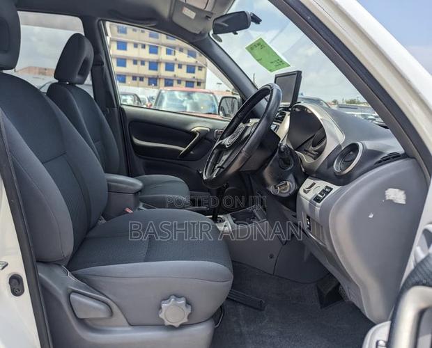 Toyota RAV4 2001 White