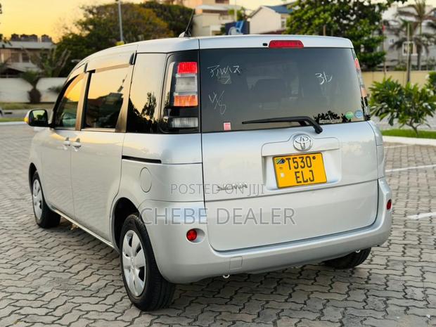 Toyota Sienta 2012 Silver