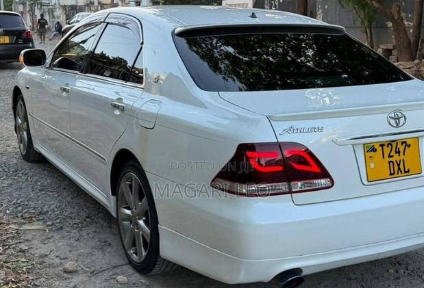 Toyota Crown 2006 White
