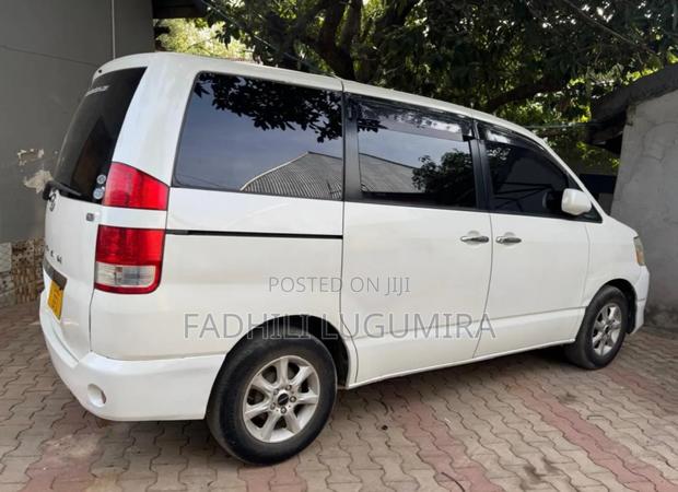 Toyota Noah 2003 White