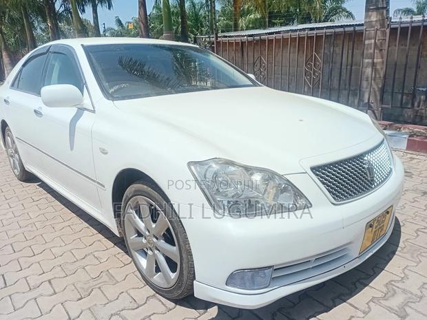 Toyota Crown 2004 White