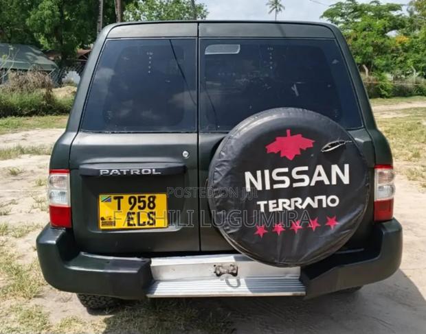 Nissan Patrol 2000 Green