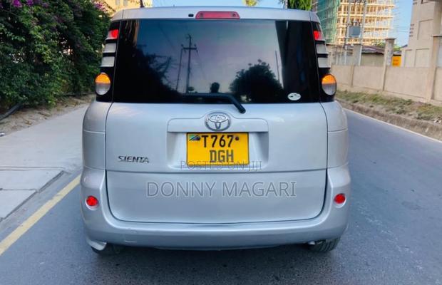 Toyota Sienta 2006 Silver