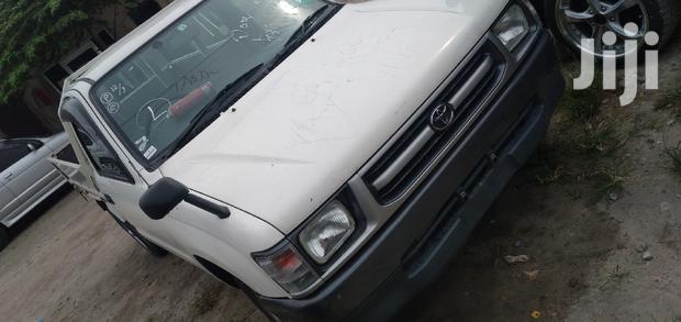 Toyota Hilux 2001 White