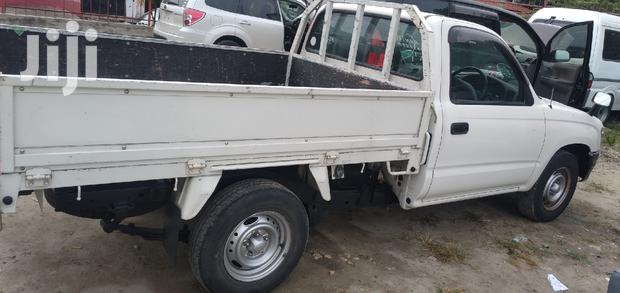 Toyota Hilux 2001 White
